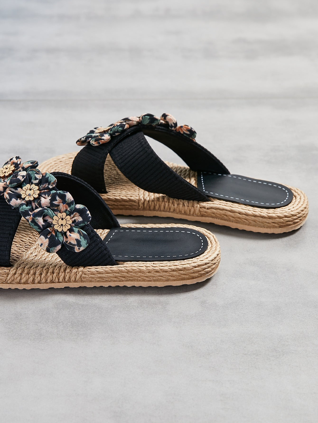 Trendy Outdoor Six Small Flower Slippers - Muselune