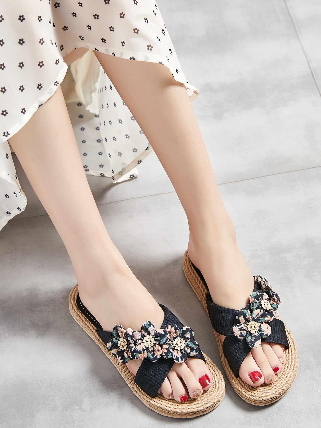 Trendy Outdoor Six Small Flower Slippers - Muselune